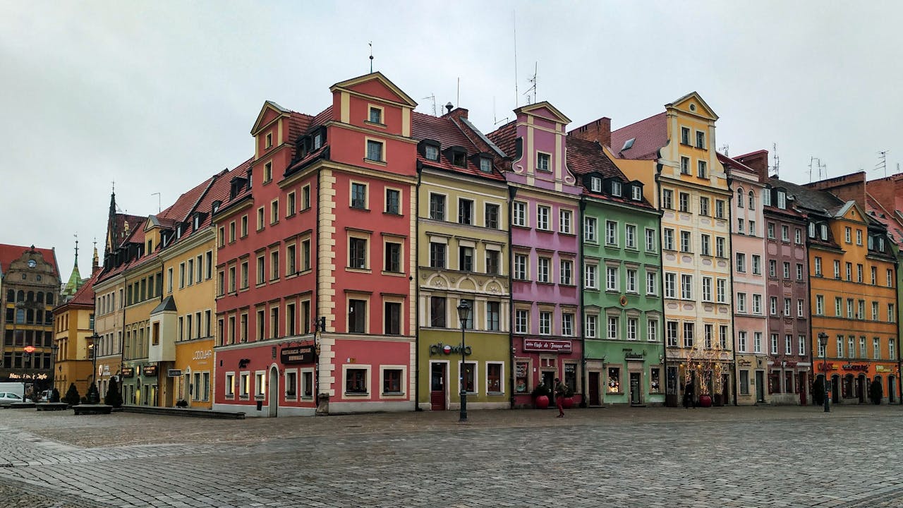O NAS ! Vibrant tenement houses in Wrocław